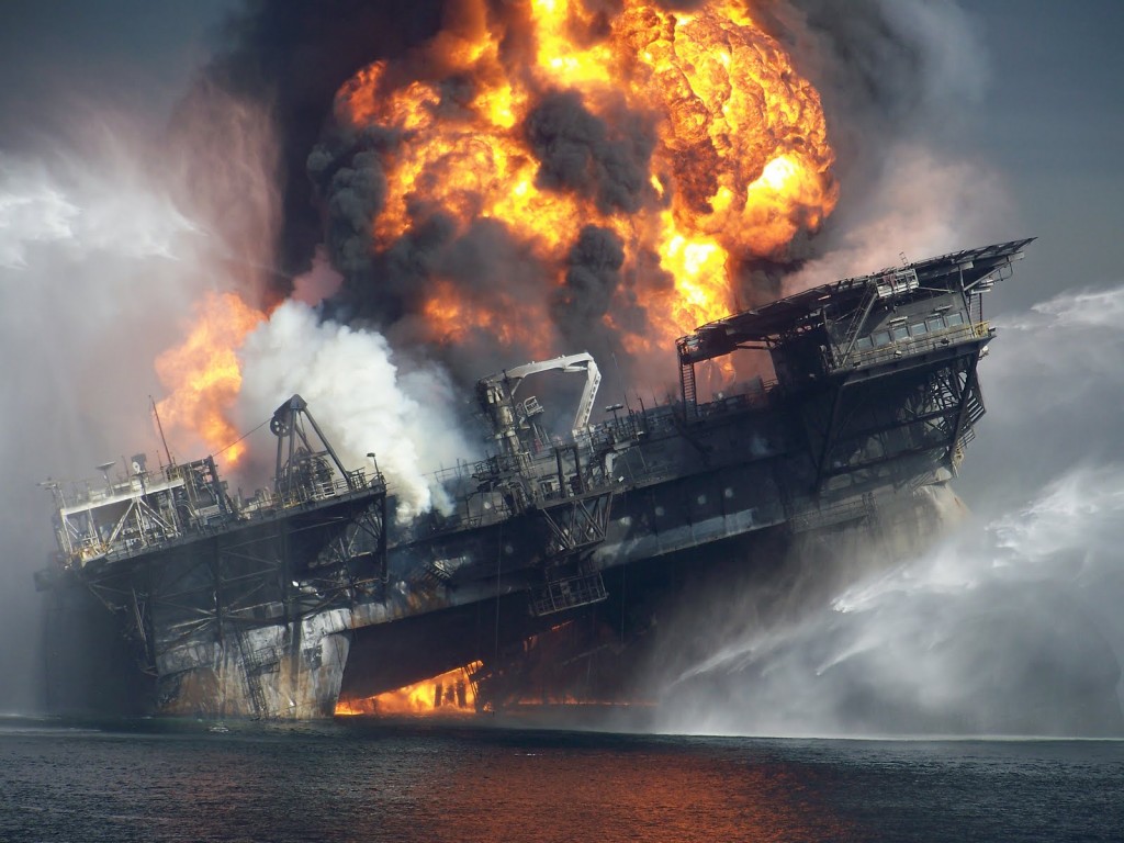 เหตุแท่นขุดน้ำมัน Deepwater Horizon ระเบิดในปี 2010 ที่มาภาพ: http://scriptshadow.net/wp-content/uploads/2014/08/rUNFYnD.jpg